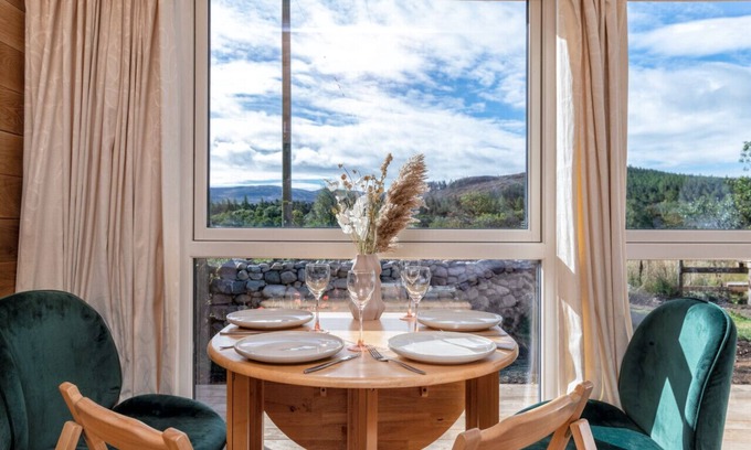 Ballater Cabin | Delightful forest View Cabin with hot tub in Cairngorms