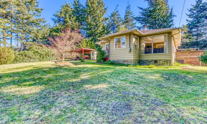Barview House | Delightful home near the beach with private deck, firepit