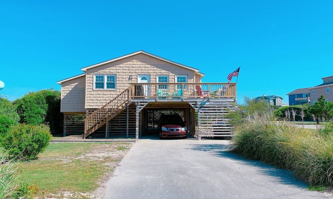 South Nags Head House | Delightful Oceanside Home Steps to Tranquil Beach: Soak up the Sun and Seabreeze
