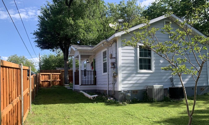 Oak Cliff Cottage | Delightful Private Tiny Cottage house