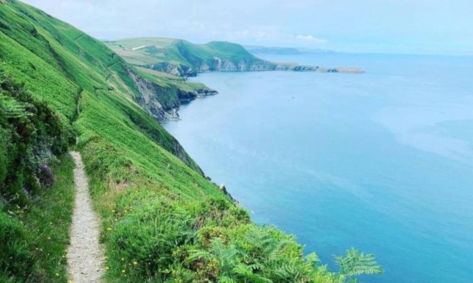 Tan-y-groes House | Delightful property some 200 yards from the beach at Llangrannog situated on the hillside