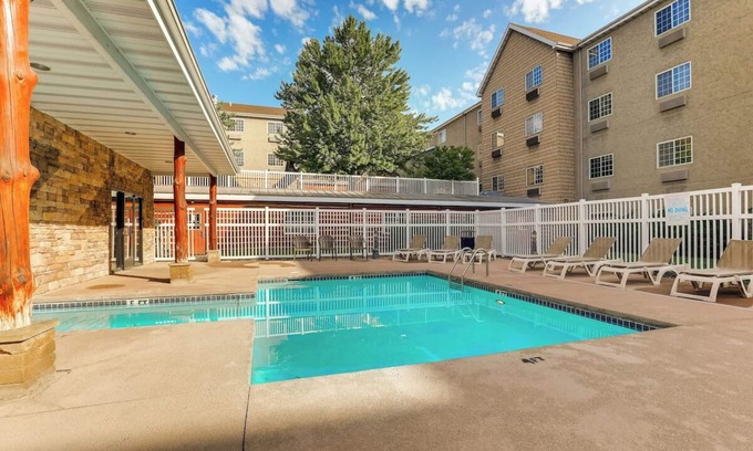 Columbia Hotel | Deluxe 2 Double! Indoor/Outdoor Pool, Stoney Creek Columbia | 4 Units