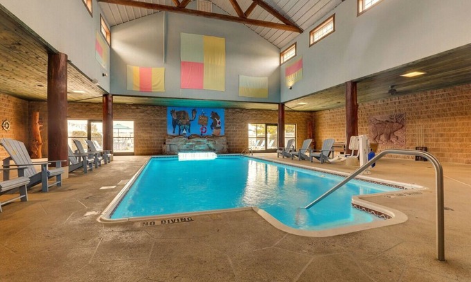 Quincy Hotel | Deluxe 2 Queen in Stoney Creek Quincy! Indoor/Outdoor Pool | 3 Units