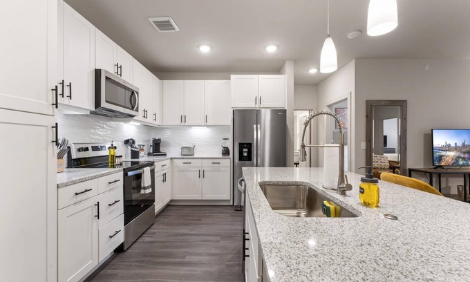 Windsor Park Apartment | Deluxe 2BR King Beds Suite Close to DT Domain UT