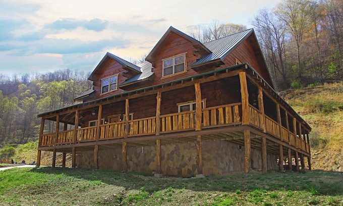 Henlawson Cabin | Deluxe 4 Bedroom 4-1/2 Bath Log Cabin With Theater Room