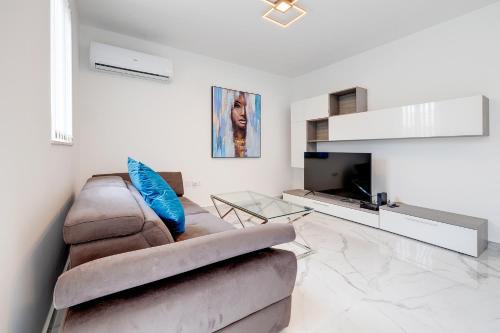 Swieqi Apartment | Deluxe Apartment steps to St Georges Bay