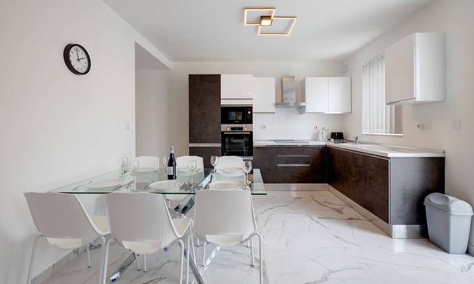 Swieqi Apartment | Deluxe Apartment steps to St Georges Bay