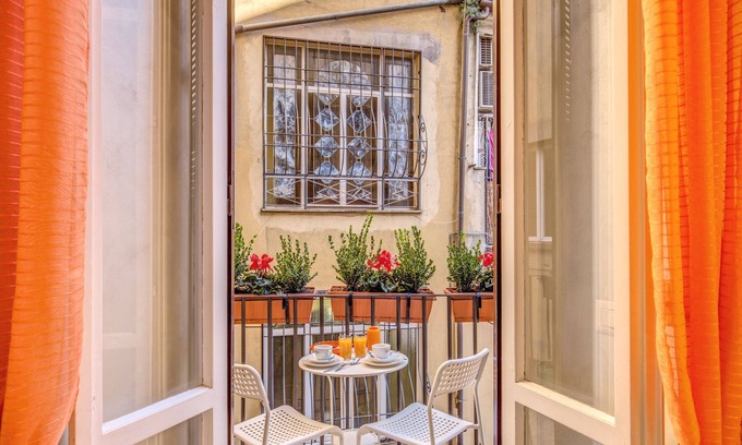 Rione III Colonna House | Deluxe Apartment with Balcony - Split Level - at the Spanish Steps