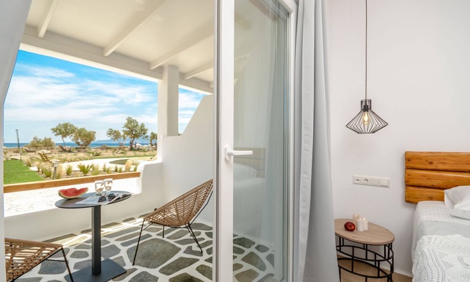 Plaka Apartment | DELUXE BEACHFRONT SUITE | GLARONISSI BEACH