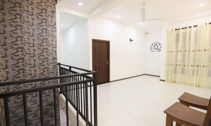 Weligama Hotel | Deluxe Double Room with Balcony 1/1 person - Surfside Retreat Weligama