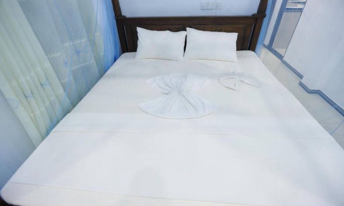 Weligama Hotel | Deluxe Double Room with Balcony 1/1 person - Surfside Retreat Weligama