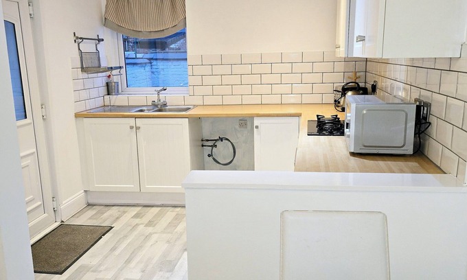 Oldham Apartment | Deluxe King Room. It is located in Moston, 7 km from Etihad Stadium.