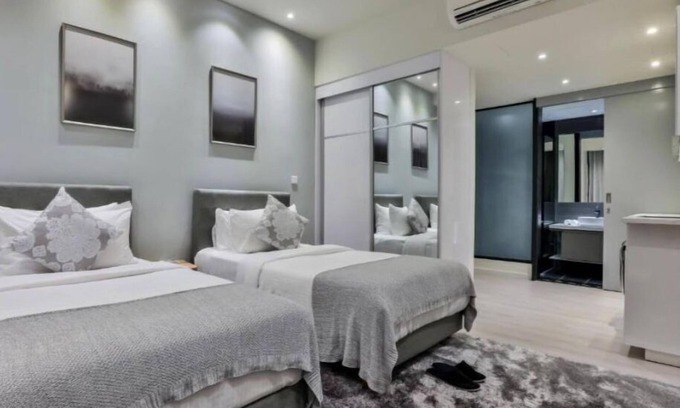 Kuala Lumpur City Centre Apartment | Deluxe King Suite with Twin Tower View 20
