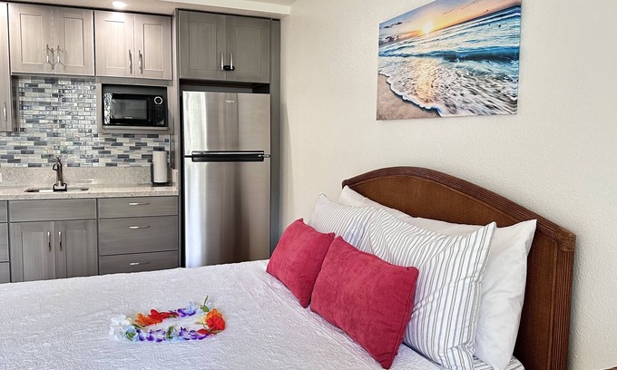 Historic Kailua Village Resort | Deluxe Kona Studio 1 minute to Ocean!