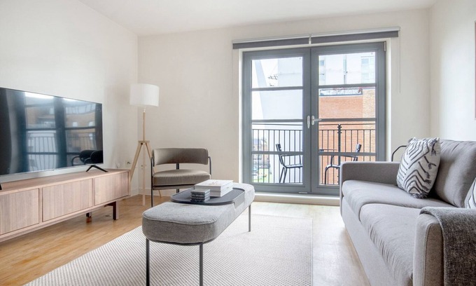 Limehouse Apartment | Deluxe Limehouse 1BR w/ Balcony, nr Tube, by Blueground