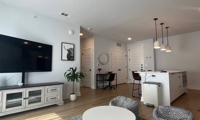 West Campus Condo | Deluxe New Condo Downtown Austin