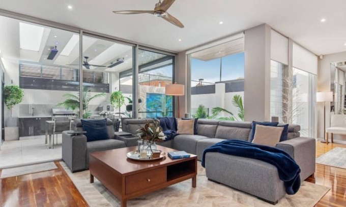 Norwood House | DELUXE Norwood, 3 bdrms, pool, wifi sleeps 6