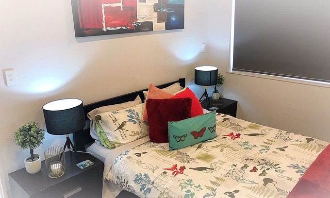 Flat Bush Apartment | Deluxe Queen Private Room 1 | Private Bathroom - Flatbush Holiday Accommodation