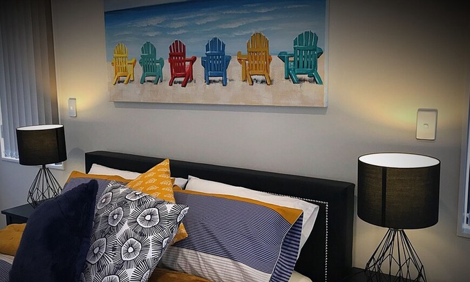 Flat Bush Apartment | Deluxe Queen Private Room C2 | Private Bathroom - Flatbush Holiday Accommodation