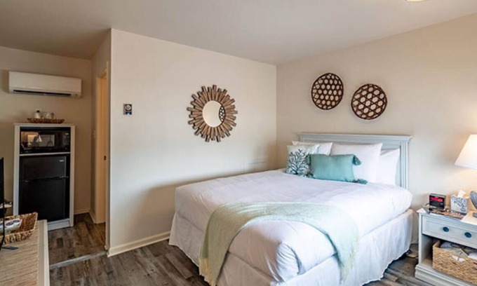 Rehoboth Beach Hotel | Deluxe Queen Room | Ocean Glass Inn | Minutes to Rehoboth Beach Boardwalk