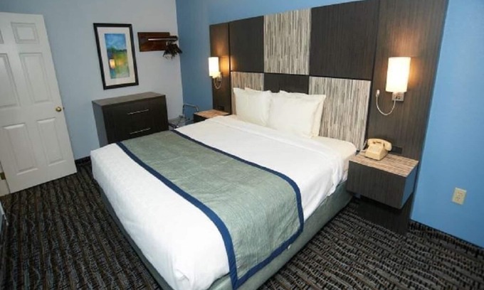 Sandwich House | Deluxe Suite 1 King Bed at Sandwich Lodge and Resort