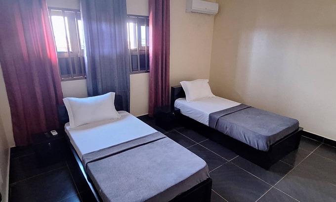 Lome House | Deluxe Twin Beds in Royal Blue Guest House and Bar