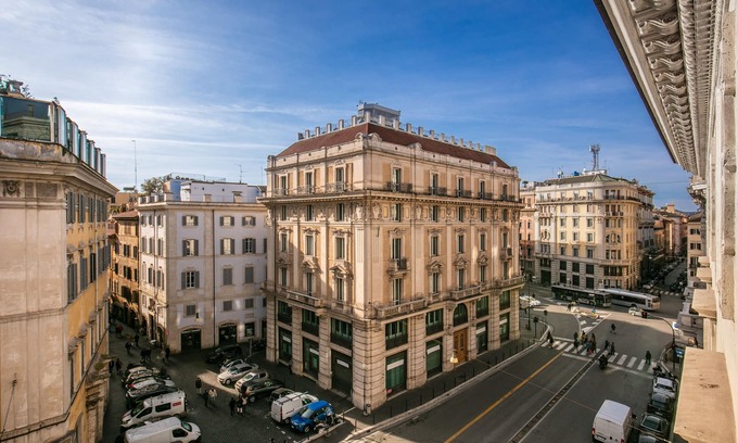 Rione III Colonna House | Deluxe Two Bedroom Apartment - at the Spanish Steps