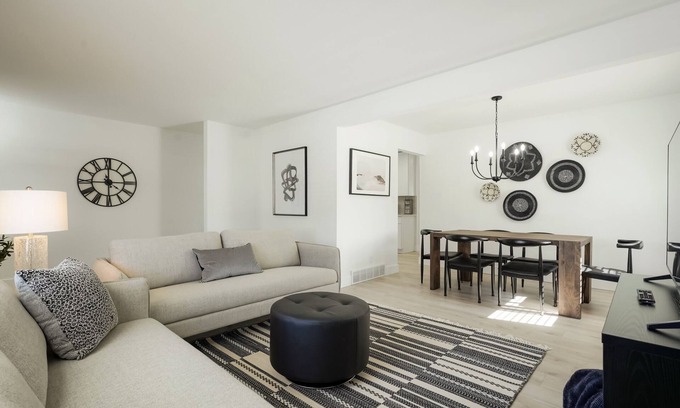 Northwest Arvada House | DenverStays: 5BR Stylish and Modern Home w/Garage, great for pets and families!