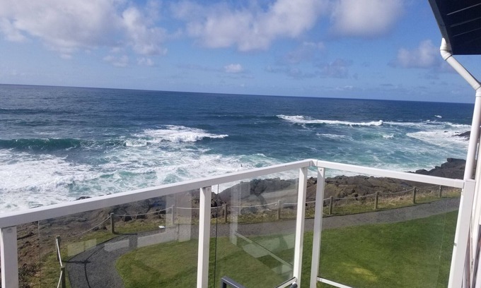 Depoe Bay Condo | Depoe Bay Condo! Right on the Ocean! Fantastic Views!