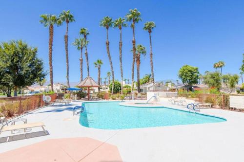 Palm Desert Apartment | Desert Breezes Resort 2 Bedroom Apartment with Resort Access