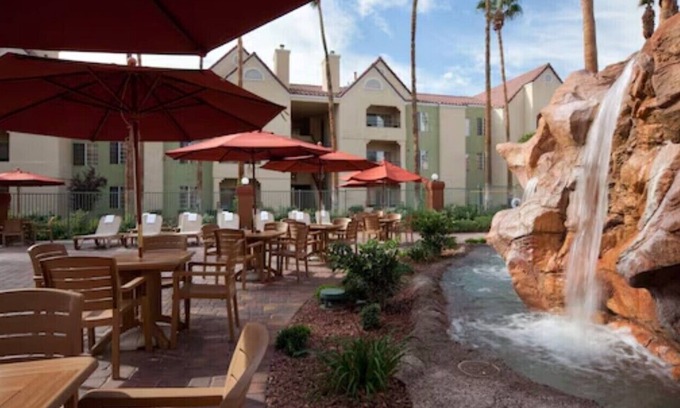 Las Vegas Villa | Desert Club Resort offers the best of both Vegas experiences.