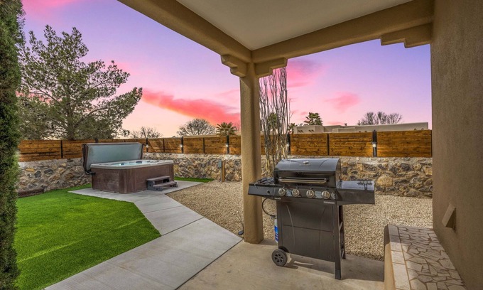 Las Cruces House | Desert Sanctuary Retreat! Pet Friendly! Hot tub!