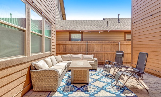 Flagstaff Apartment | Desert studio with mountain views, full kitchen, and modern decorations