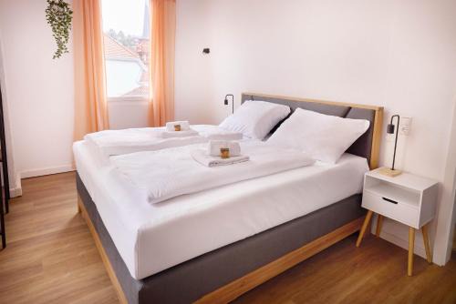 Pforzheim Apartment | Design Apartment mit Kingsize-Betten & Balkon