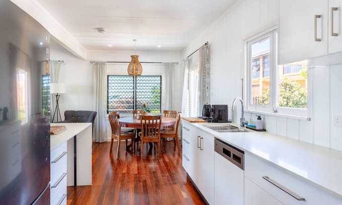 Meikleville Hill Cottage | Designed to catch the Seabreeze's, and perched in the perfect position to do so.