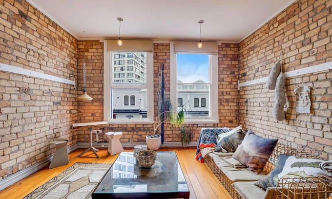 Newton Apartment | Designer apartment w/ carpark in AKLs hottest St!!