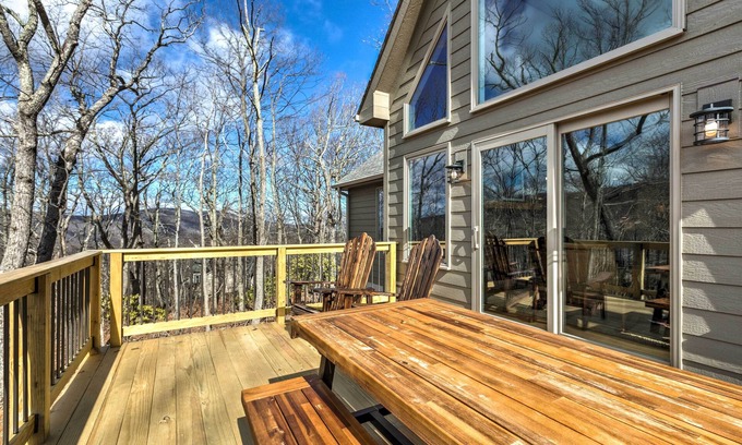 Pedlars Edge House | Designer Home w/ Fire Pit ~ 70 Steps to Slopes!