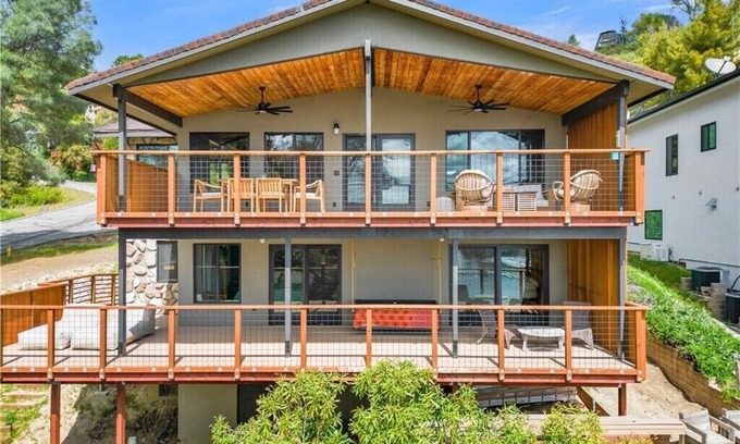 Oak Shores House | Designer Lakehouse-Waterfront, Private Dock, Steps to Marina and Pool