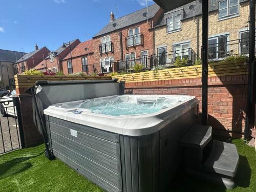 Hull House | Designer Townhouse with Hot Tub, Balcony and Bronze Sculptures