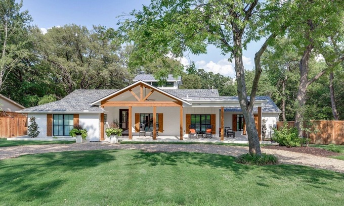 Grapevine House | DESIGNERS LUXURY HOME by Gaylord/Lake Grapevine/Slps 24/POOLHOT TUB/DFW Airport