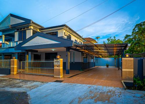 Richmond Hill House | Destiny Guesthouse Kuching Near Airport 4pm checkout