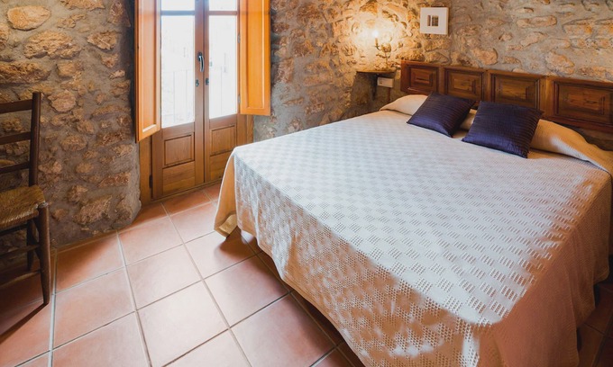 Pira Apartment | Detached country house on Pira town square.