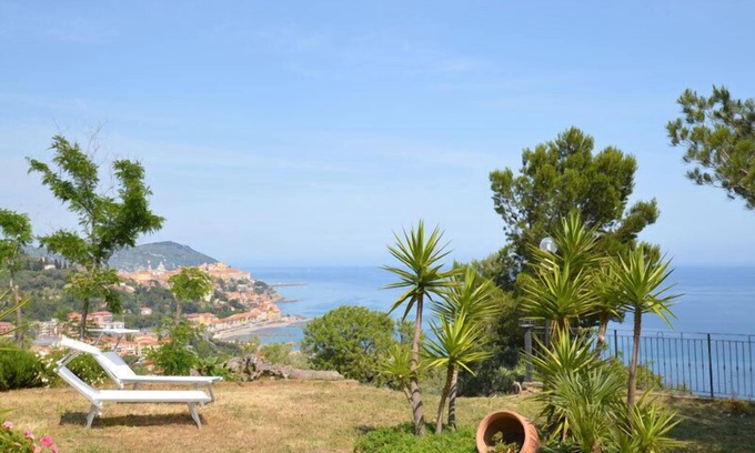 Poggi House | Detached country house with large garden and wonderful panoramic sea view