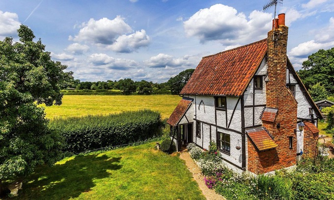 Redhill House | Detached dog friendly country house in quiet location but close to amenities.
