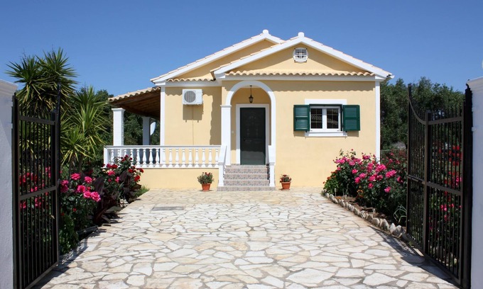 Agios Matthaios House | Detached holiday house at the sea, big garden, Wifi | Skidi, Corfu