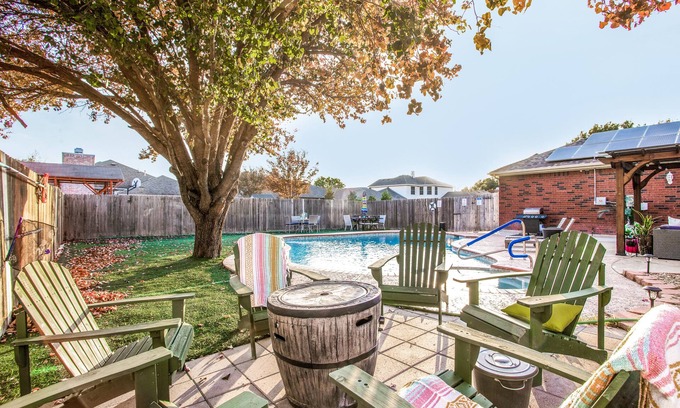 South Arlington House | DFW Fun ~ Heated Pool/Spa ~ Airport/Six Flags/UTA- Great for Large Groups