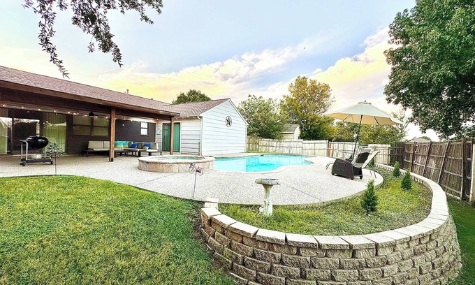 Flower Mound House | DFW Retreat Pool, Spa & Minutes to Dallas & Fort Worth