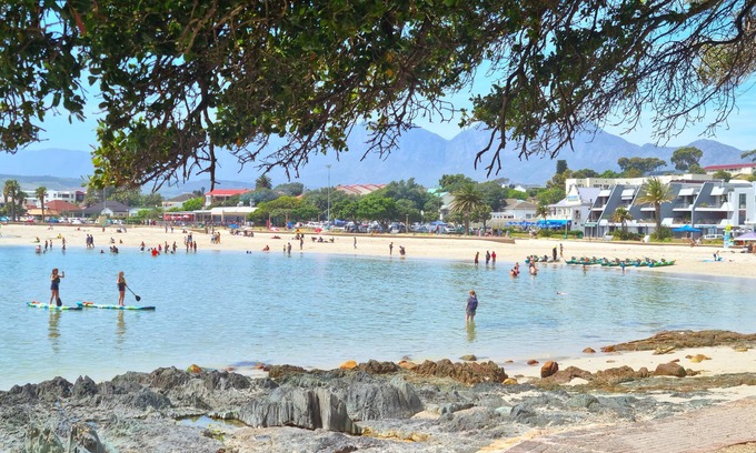 Gordons Bay Central Apartment | Die Brandhuis - Super close to the beach!