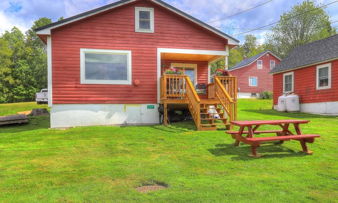Rangeley House | 🐾Digby's Overlook - Small cabin just minutes from downtown Rangeley, dog friendly