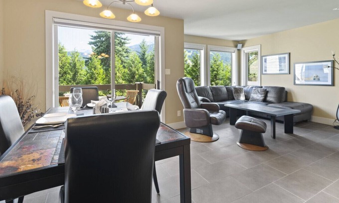 Whistler Cay Heights House | Digital nomad's heaven near village